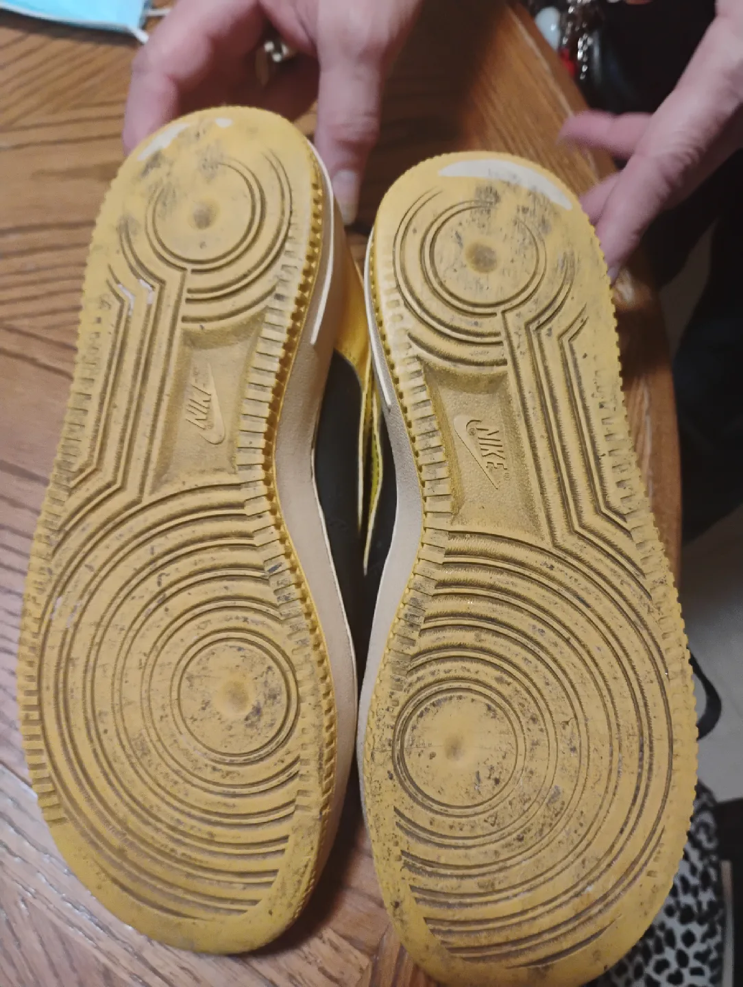 Nike sneakers black and yellow size 7 image indicator(3)