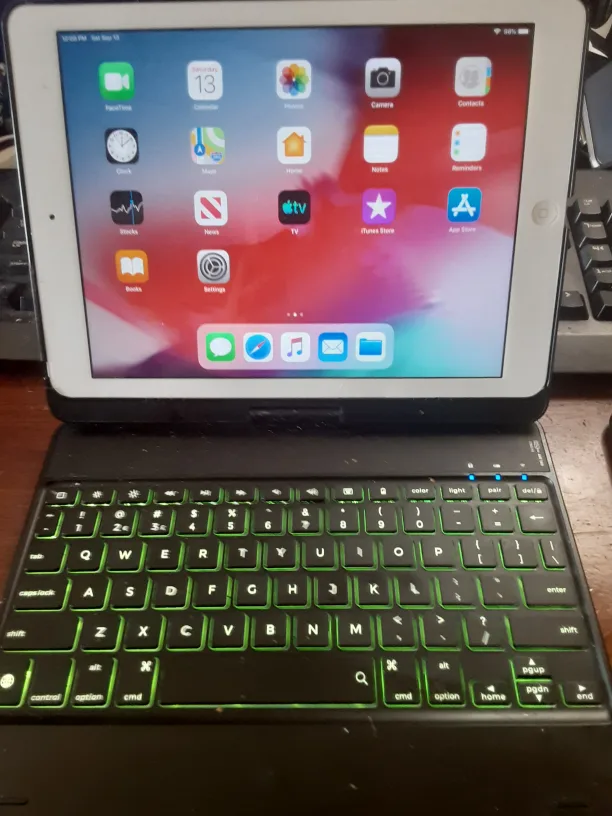iPad with Logitech Keyboard image indicator(2)