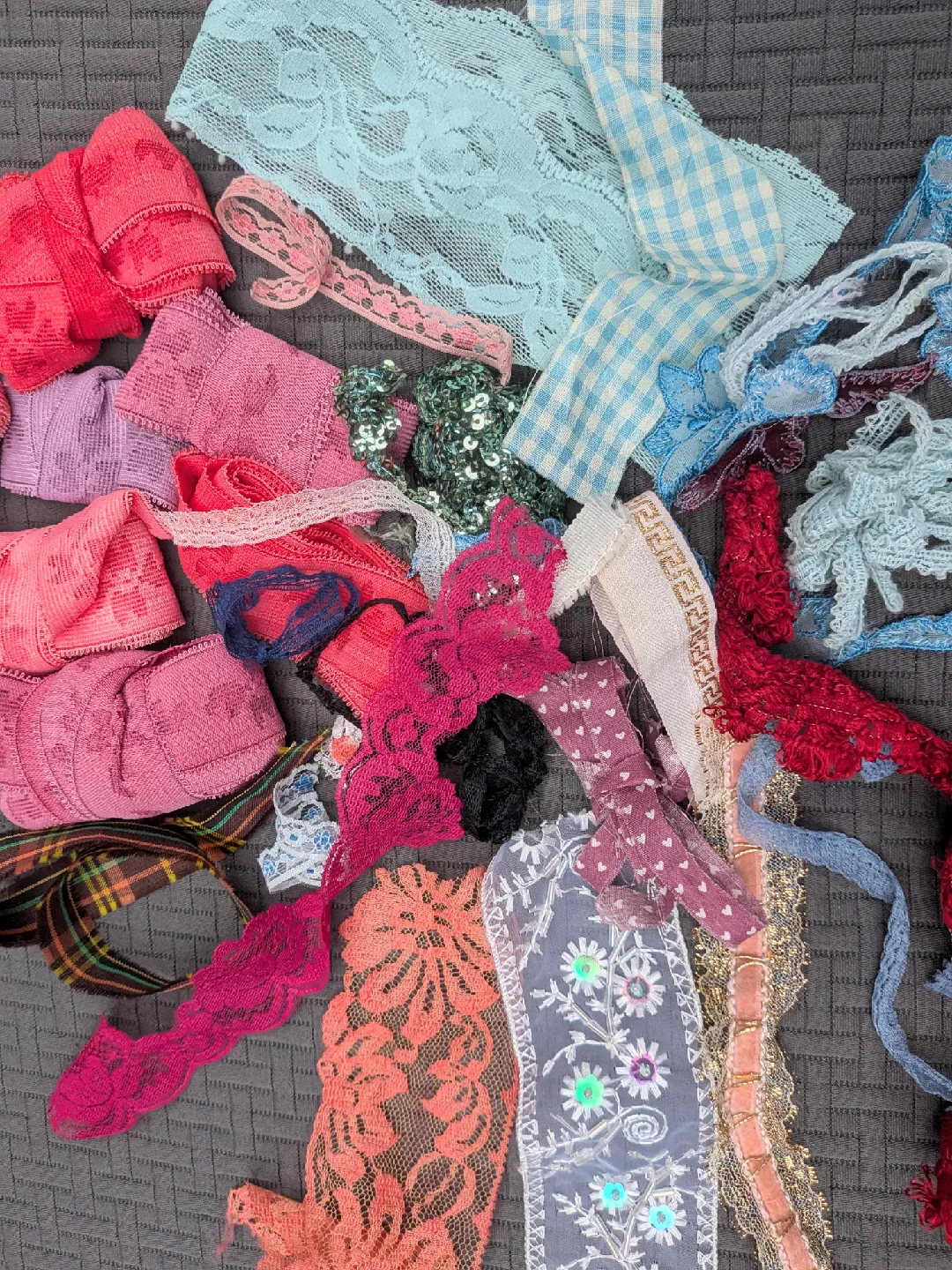 Assorted vtg lace, trim & ribbon Pieces thumbnail