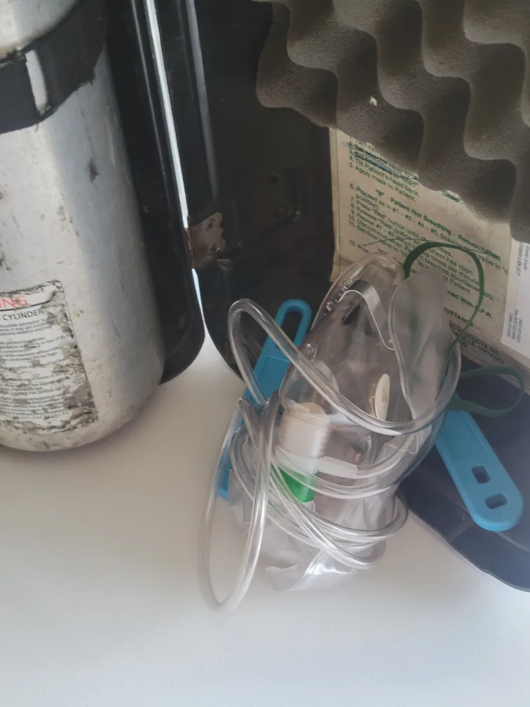 Portable Oxygen Tank in Case. Halloween or Movie Prop image indicator(4)