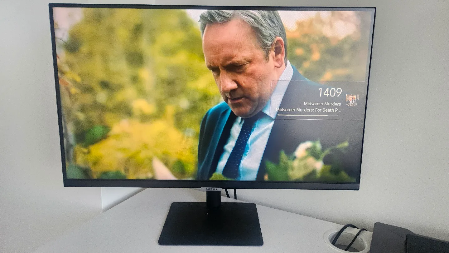 Samsung 27" Smart Monitor with integrated speakers thumbnail