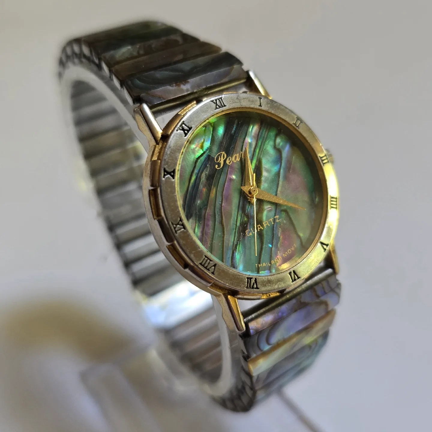 Mother of Pearl Quartz Watch New Battery image indicator(2)