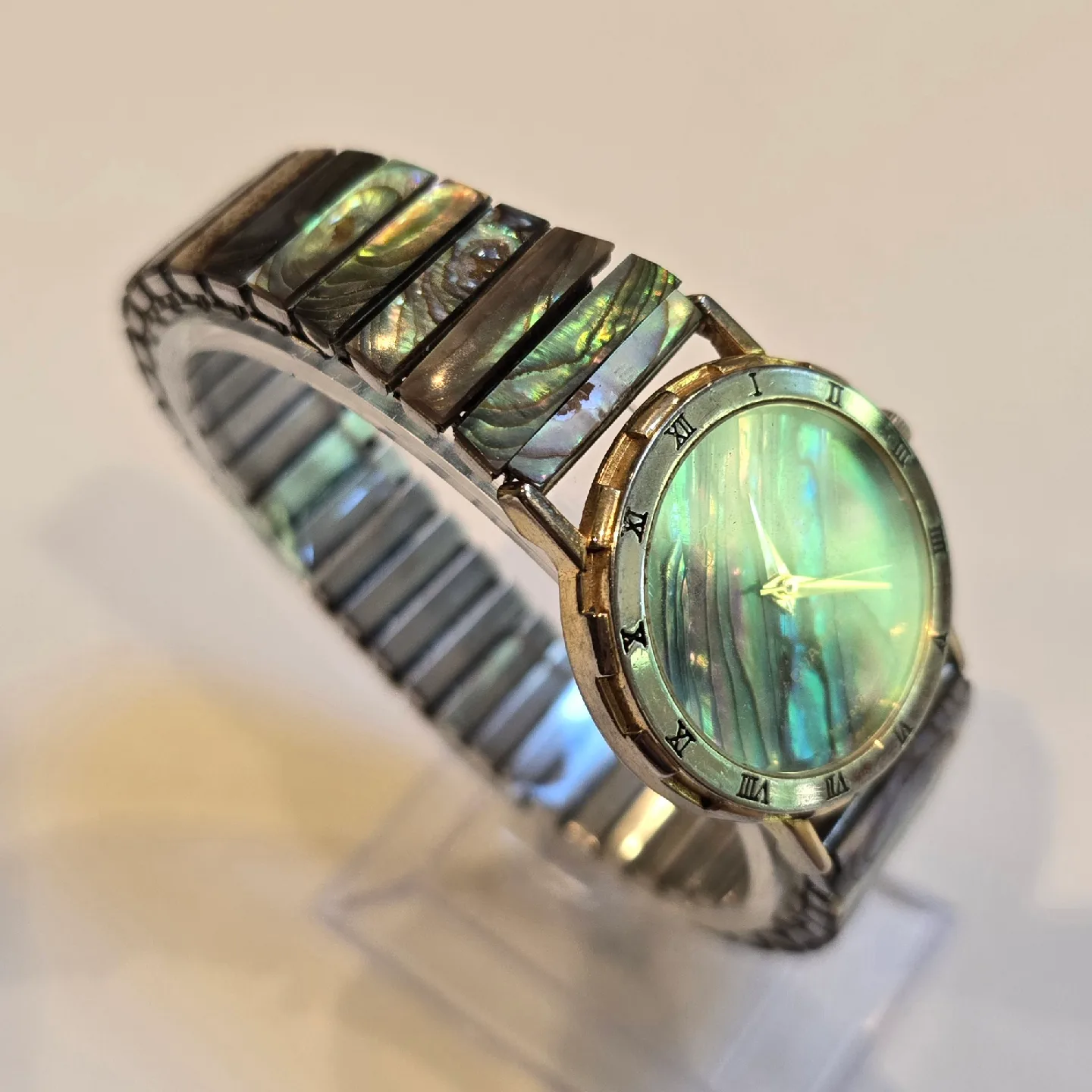 Mother of Pearl Quartz Watch New Battery image indicator(4)