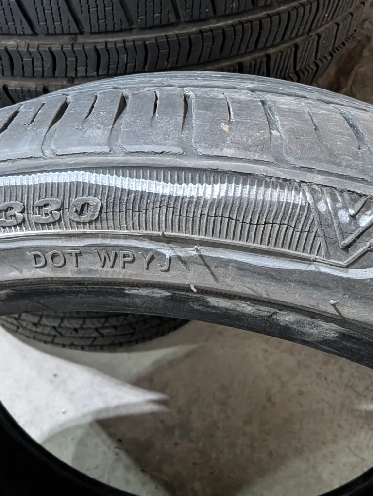 (2)-225/40Zr19 Winrun R330 All Season Tires image indicator(5)