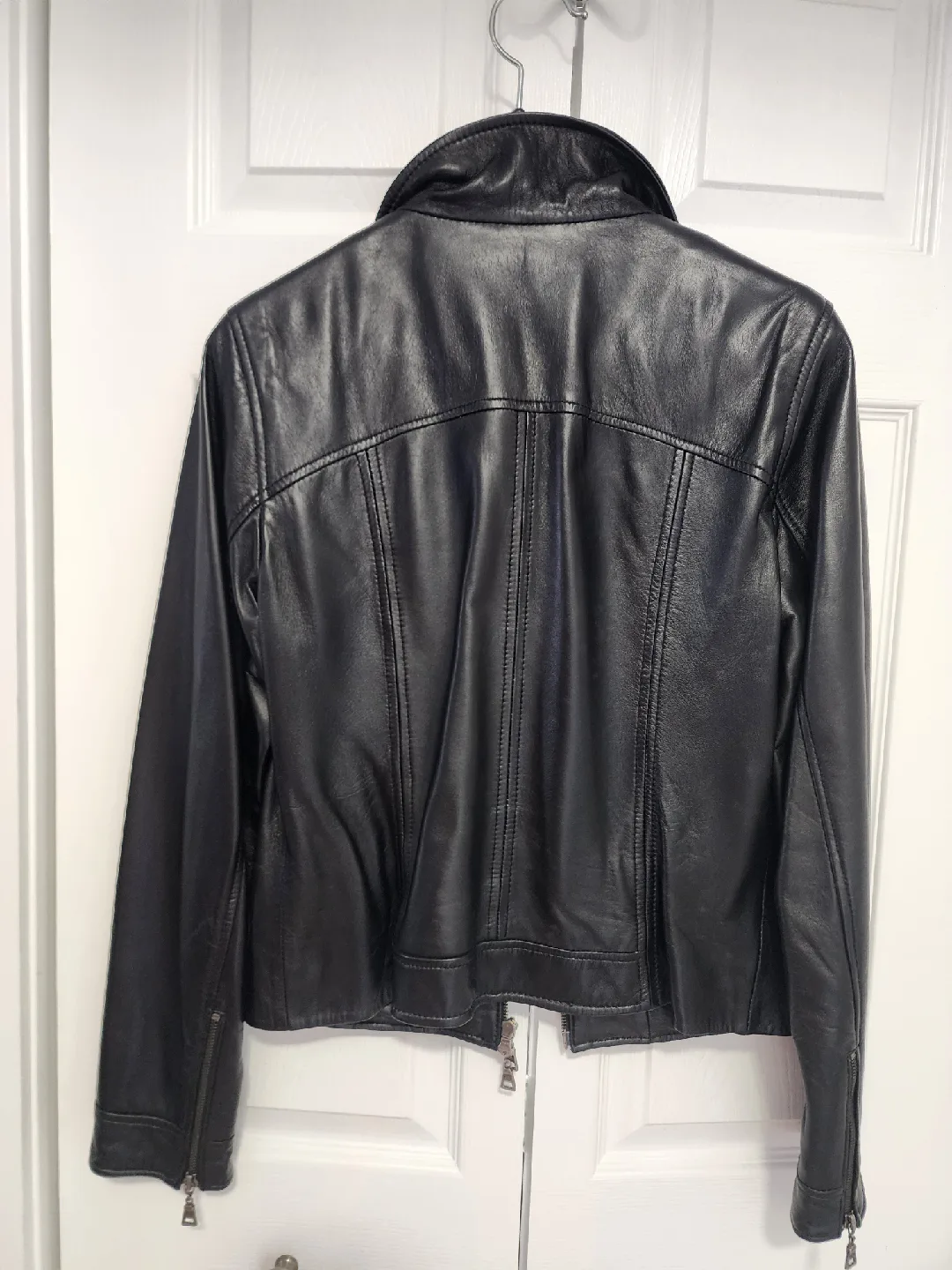 LIKE NEW!!! Women's Danier Black Leather Jacket - Size S/P image indicator(5)