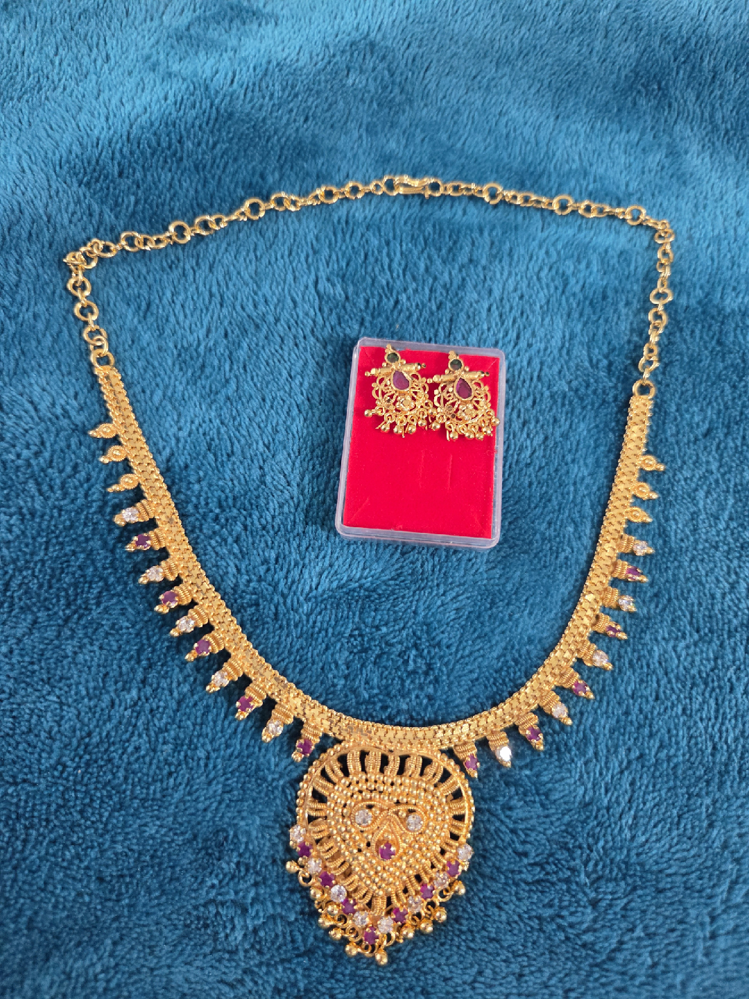 Gold Tone Necklace & Earring Set