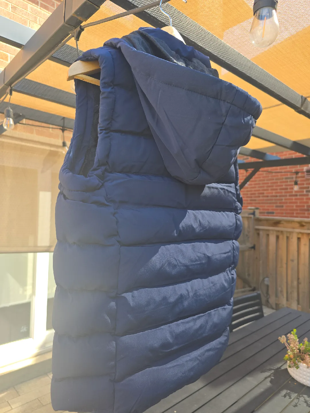 Men's puffer vest with detachable hood image indicator(2)