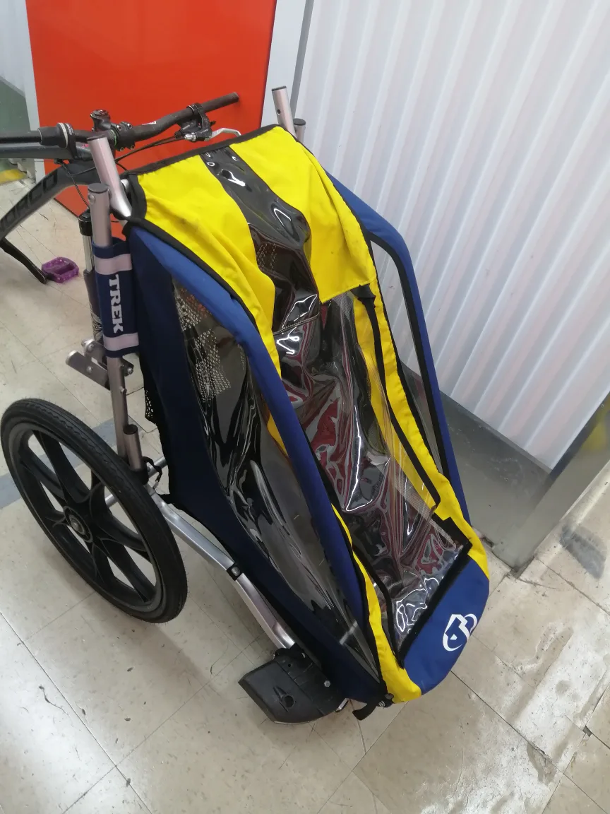 Trek Bike Trailer - Blue and Yellow image indicator(3)