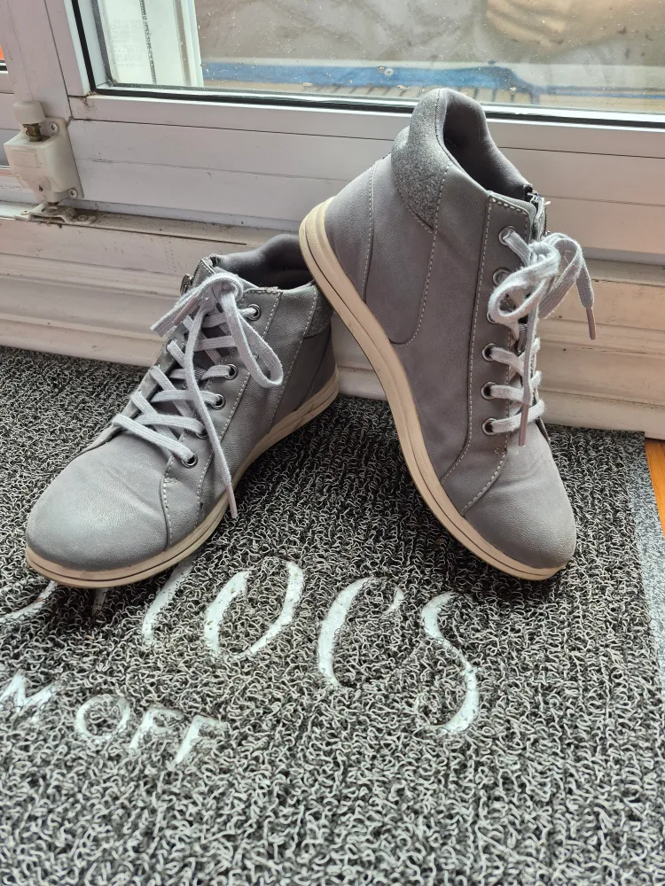 Clarks Cloudsteppers Grey Ankle Boots - Size 7 image indicator(2)