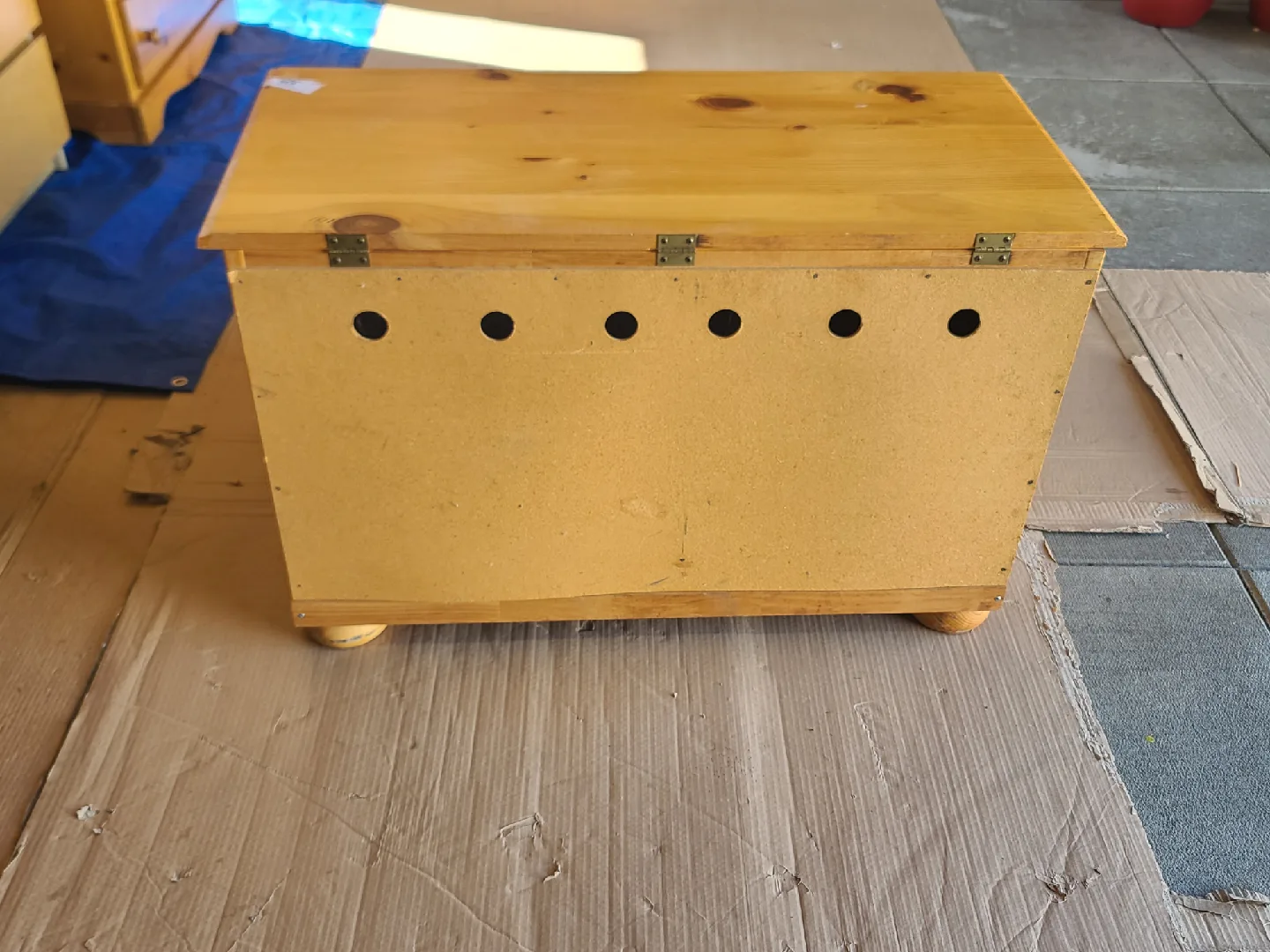 PINE STORAGE TRUNK WITH DRAWER image indicator(4)