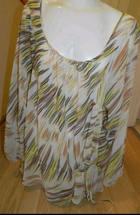 BCBG FLOWY TOP..SIZE S(GENEROUS fit..might fit M too)..EUC