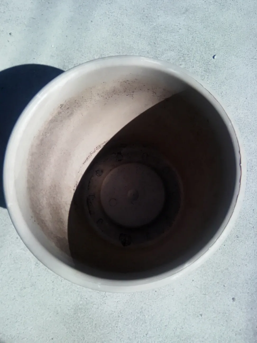 Large Tan Plastic Plant Pot image indicator(2)