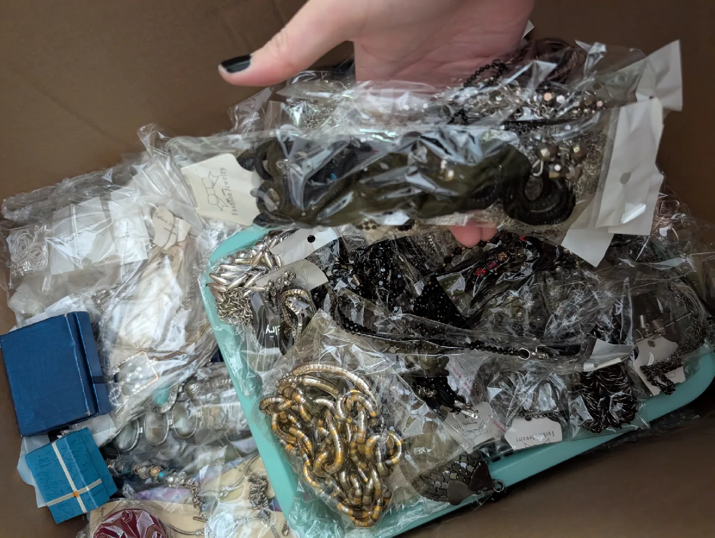 CLEARANCE Fashion Jewellery Necklaces - 100+ pieces image indicator(3)