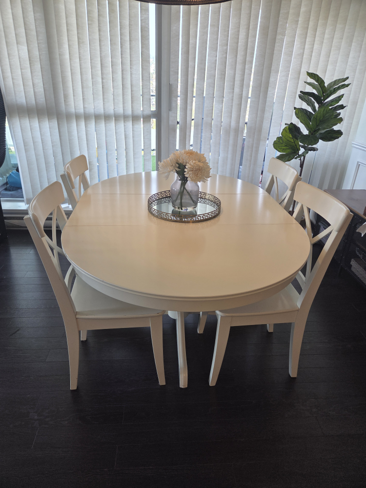Extendable Dining Table with 4 Chairs