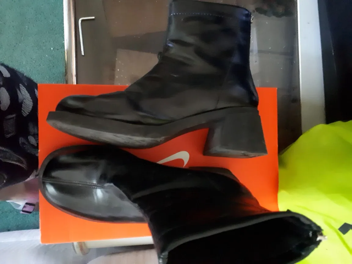 Black Ankle Platform Boots image indicator(2)