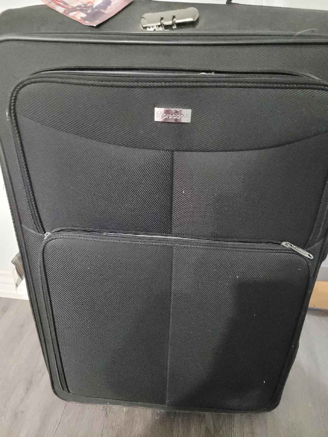🥕 President Black Luggage Suitcase , zipper pulls broken. thumbnail