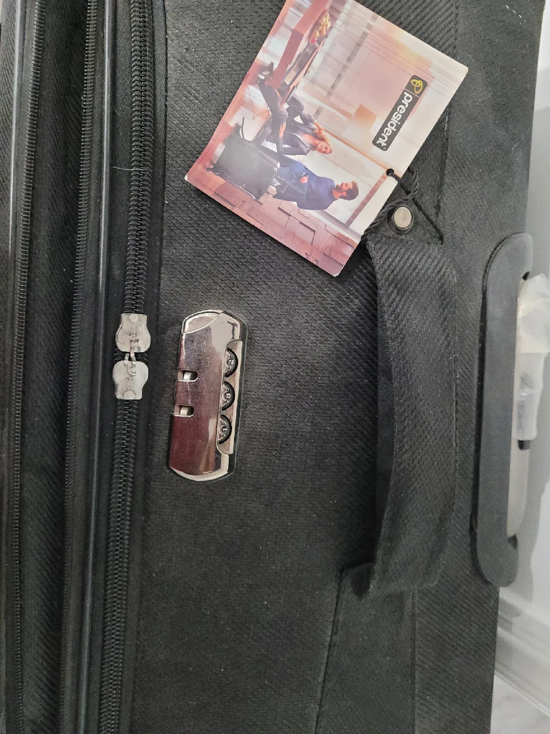🥕 President Black Luggage Suitcase , zipper pulls broken. image indicator(3)