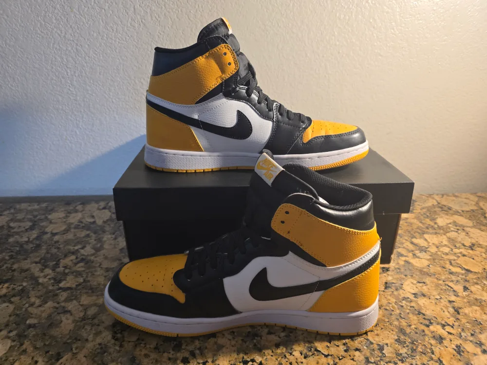 Air Jordan 1 Retro High OG Taxi Yellow thumbnail