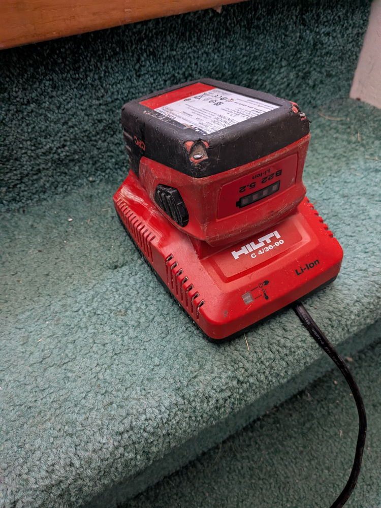 Hilti C 4/36-90 Li-ion Battery Charger + 5.2amp Hilti Battery - photo 2