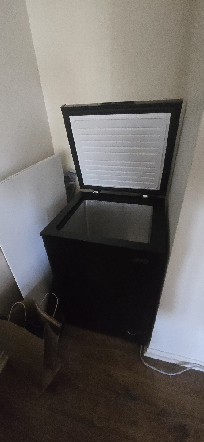 3.5 cubic Arctic King Chest Freezer - Black