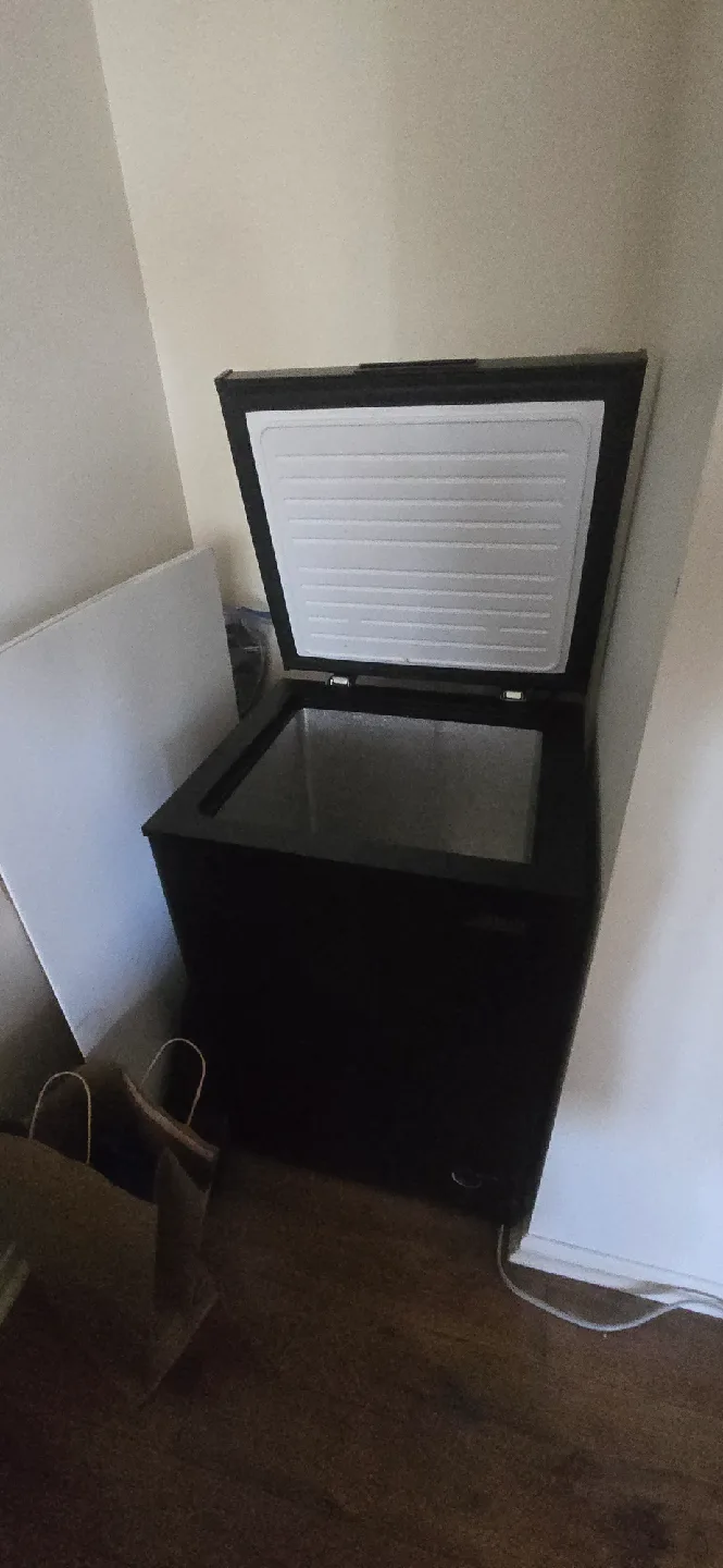 3.5 cubic Arctic King Chest Freezer - Black thumbnail