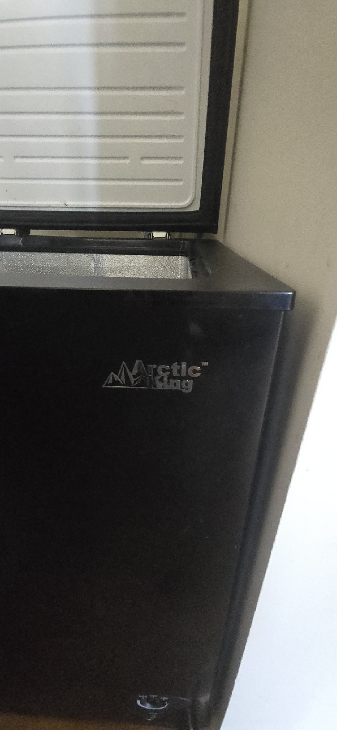 3.5 cubic Arctic King Chest Freezer - Black - photo 2