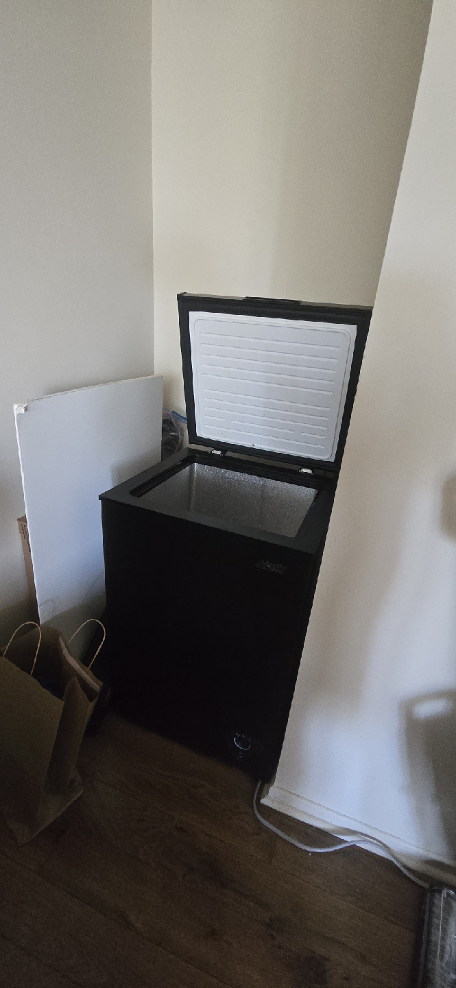 3.5 cubic Arctic King Chest Freezer - Black - photo 3