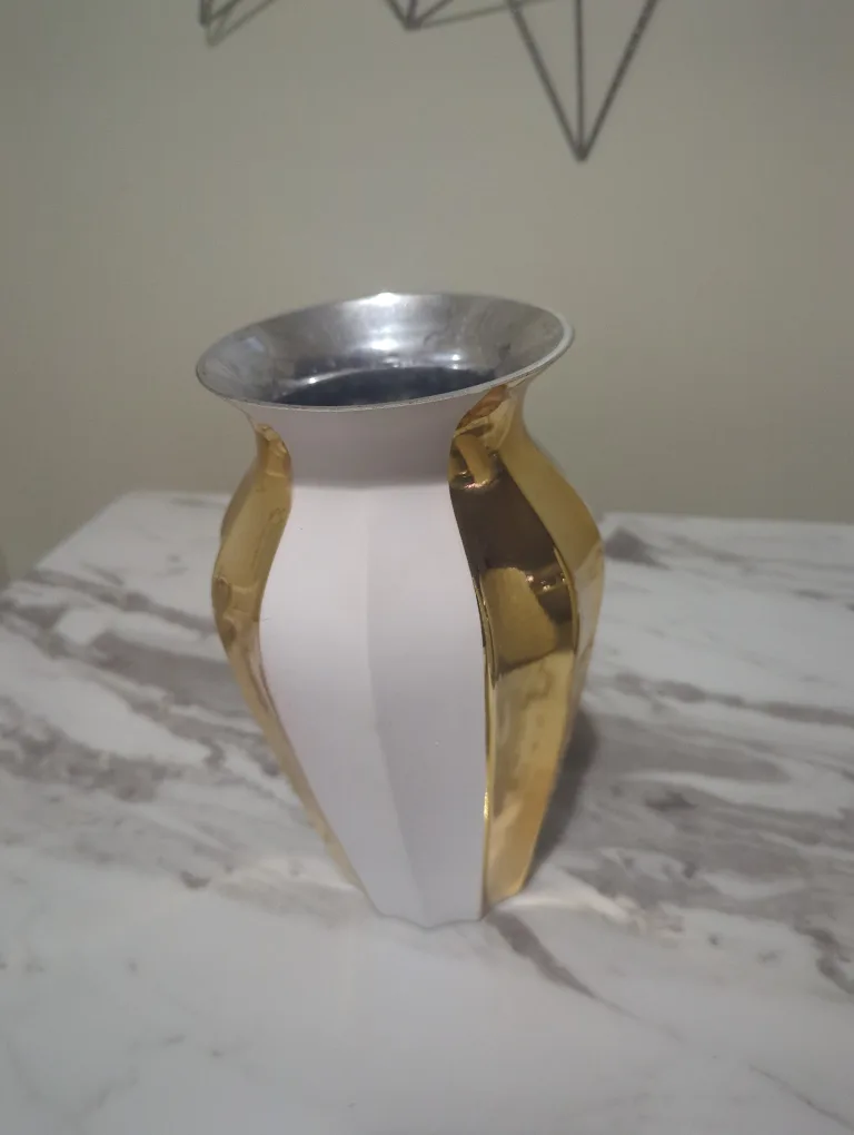 White and Gold Vase image indicator(2)
