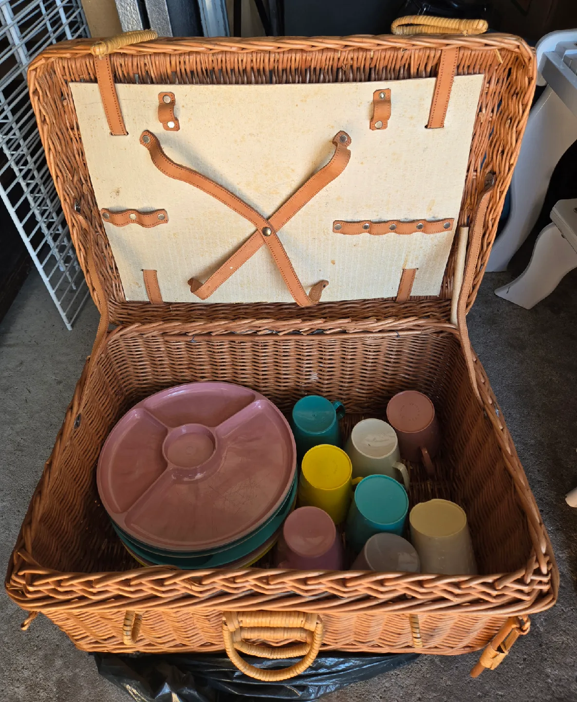 Wicker Picnic Basket with Dishes image indicator(2)