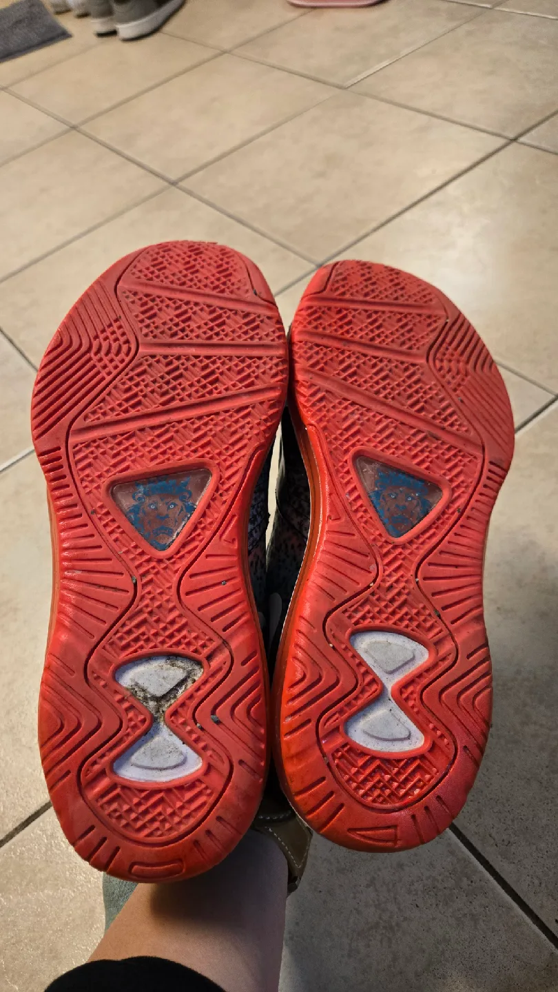 Lebron 8 low, size 8.5 image indicator(4)