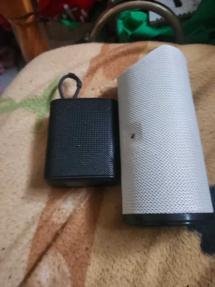 Black Portable Wireless Speaker thumbnail