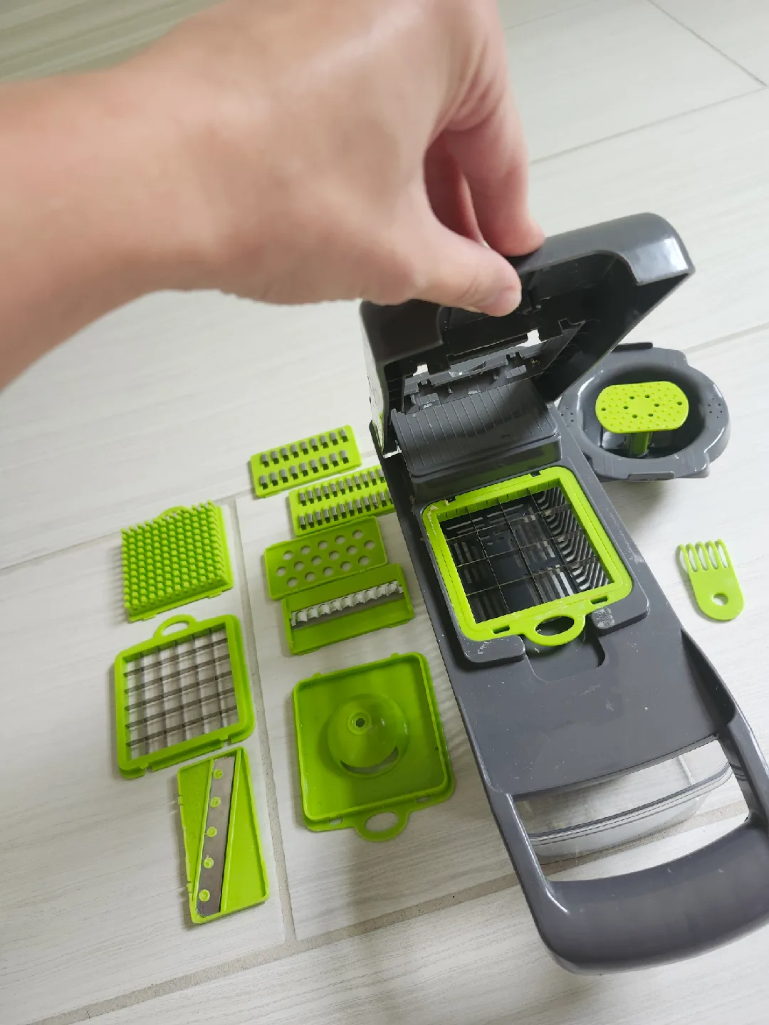 Vegetable Chopper with Interchangeable Blades image indicator(2)