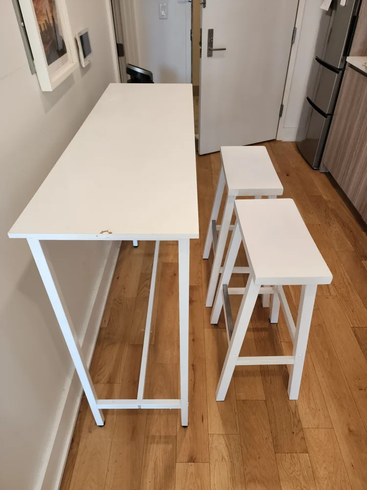 White Bar Table with 2 Stools image indicator(4)