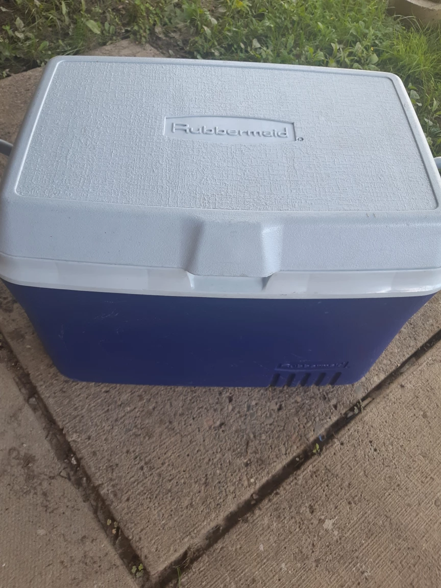 Rubbermaid Cooler