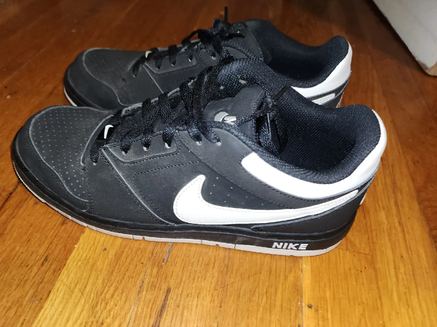Nike Black/White Sneakers thumbnail