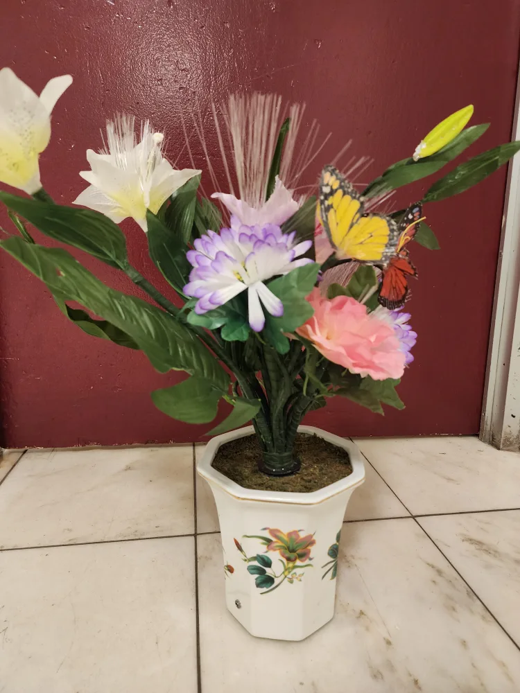 Floral Arrangement in Decorative Pot image indicator(7)