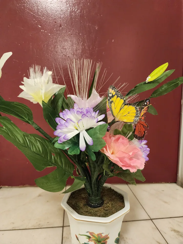 Floral Arrangement in Decorative Pot image indicator(9)