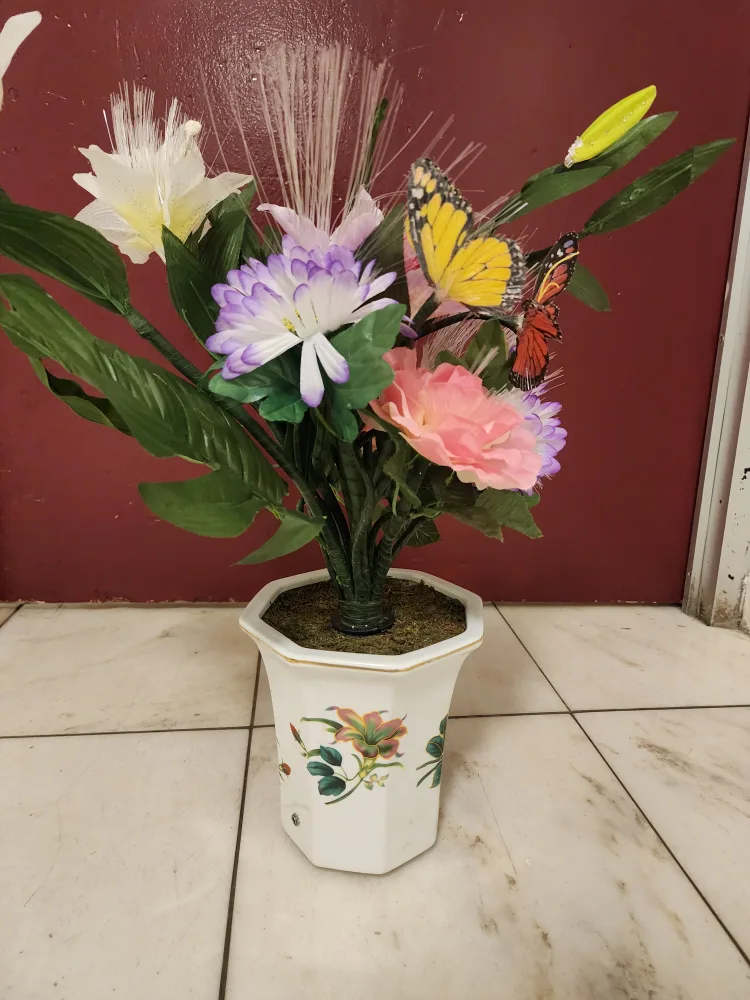 Floral Arrangement in Decorative Pot image indicator(10)