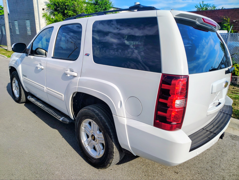 2011 Chevy Tahoe LT - photo 3
