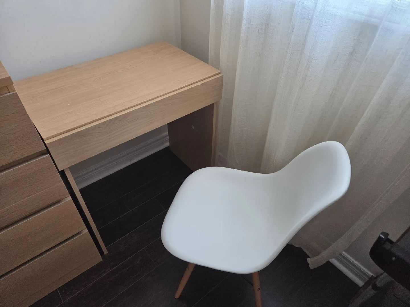 Makeup Vanity White Modern Accent Chair thumbnail