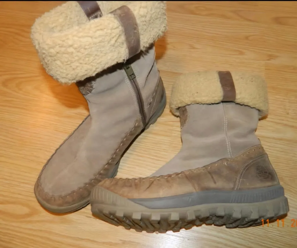 womens Timberland Suede Boots with Shearling Cuff..size 9 thumbnail