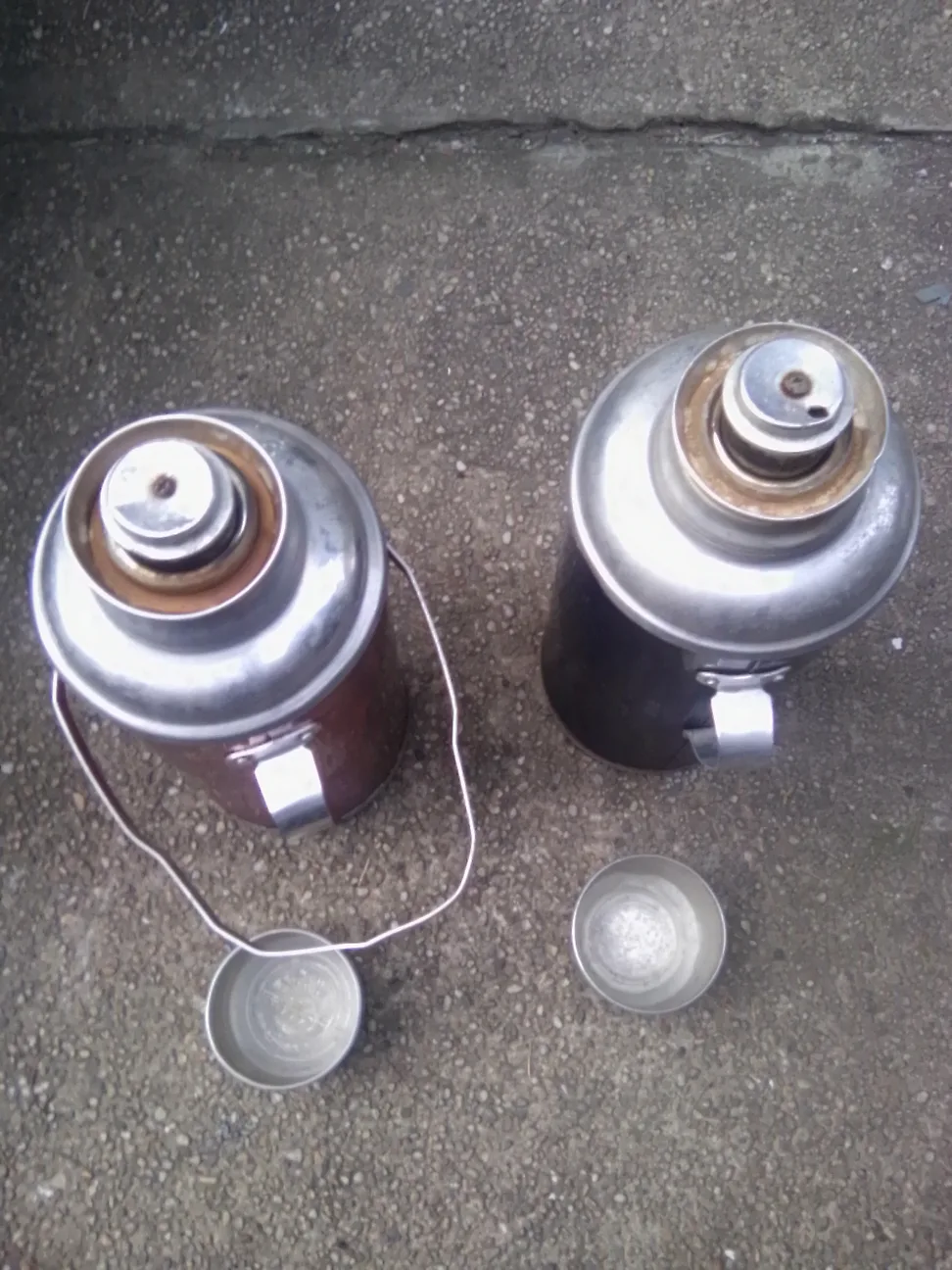 Vintage Thermos Set - Red & Blue image indicator(3)