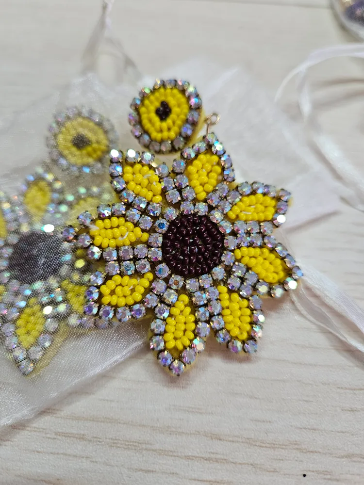 Sunflower Beaded Dangle Earrings image indicator(2)