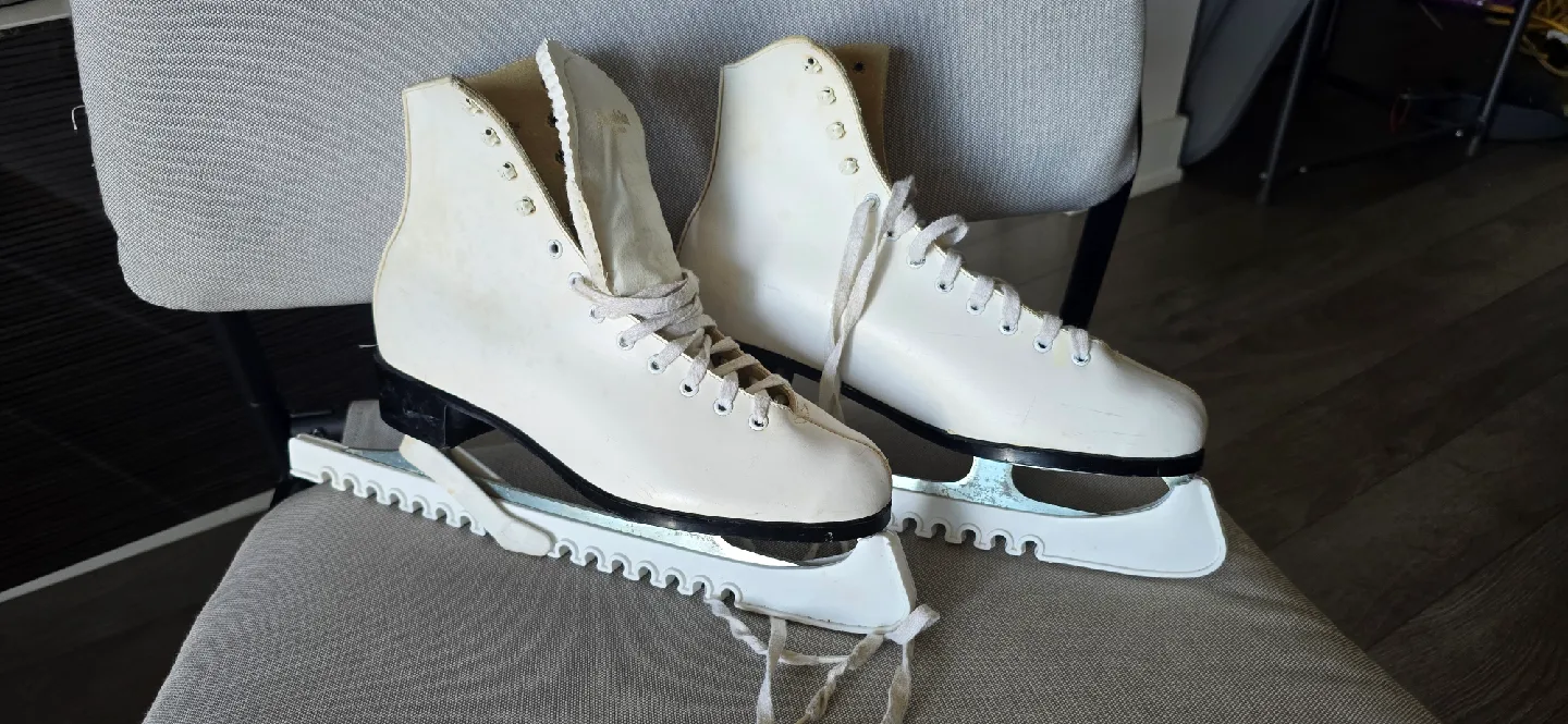🥕🥕🥕🥕🥕🥕Dominion Canada White Ice Skates - Size 9🥕🥕🥕🥕🥕🥕 thumbnail
