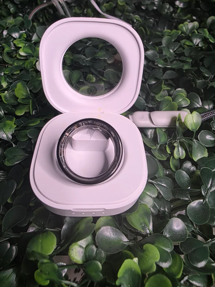 White Portable Charger with Ring image indicator(2)