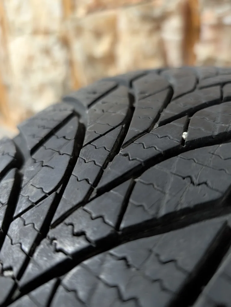 (1)-205/55R16 Winter Tire/Rim Goodyear Winter Command Ultra image indicator(4)