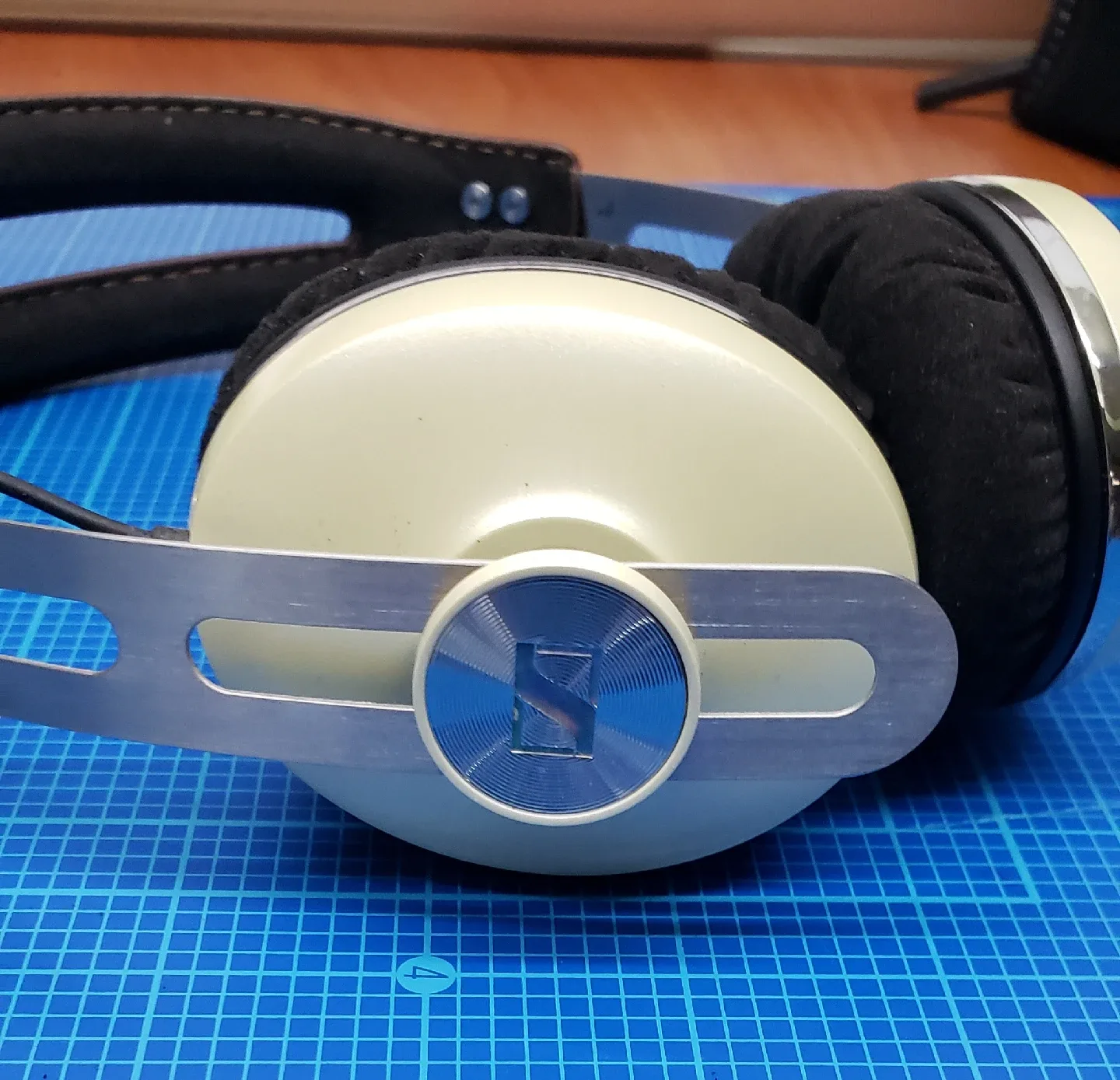 Sennheiser Momentum On-Ear Headphones image indicator(6)