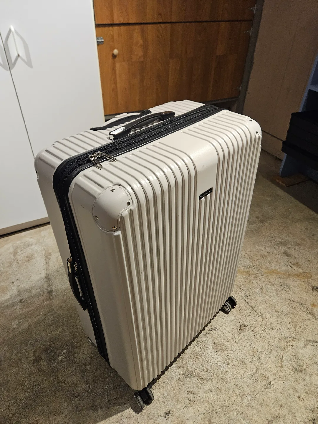 Traveler's Choice White Hardside Luggage image indicator(6)