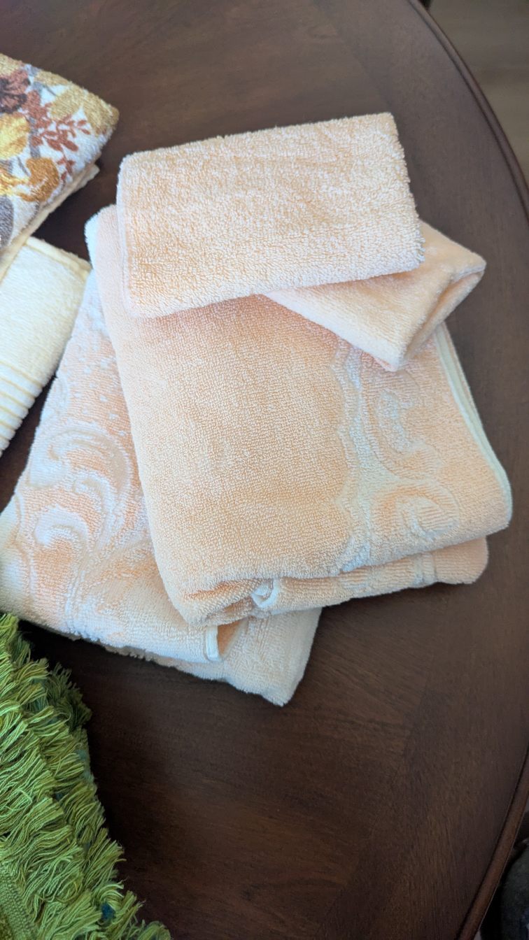 Assorted Sets of Vintage Towels - photo 4
