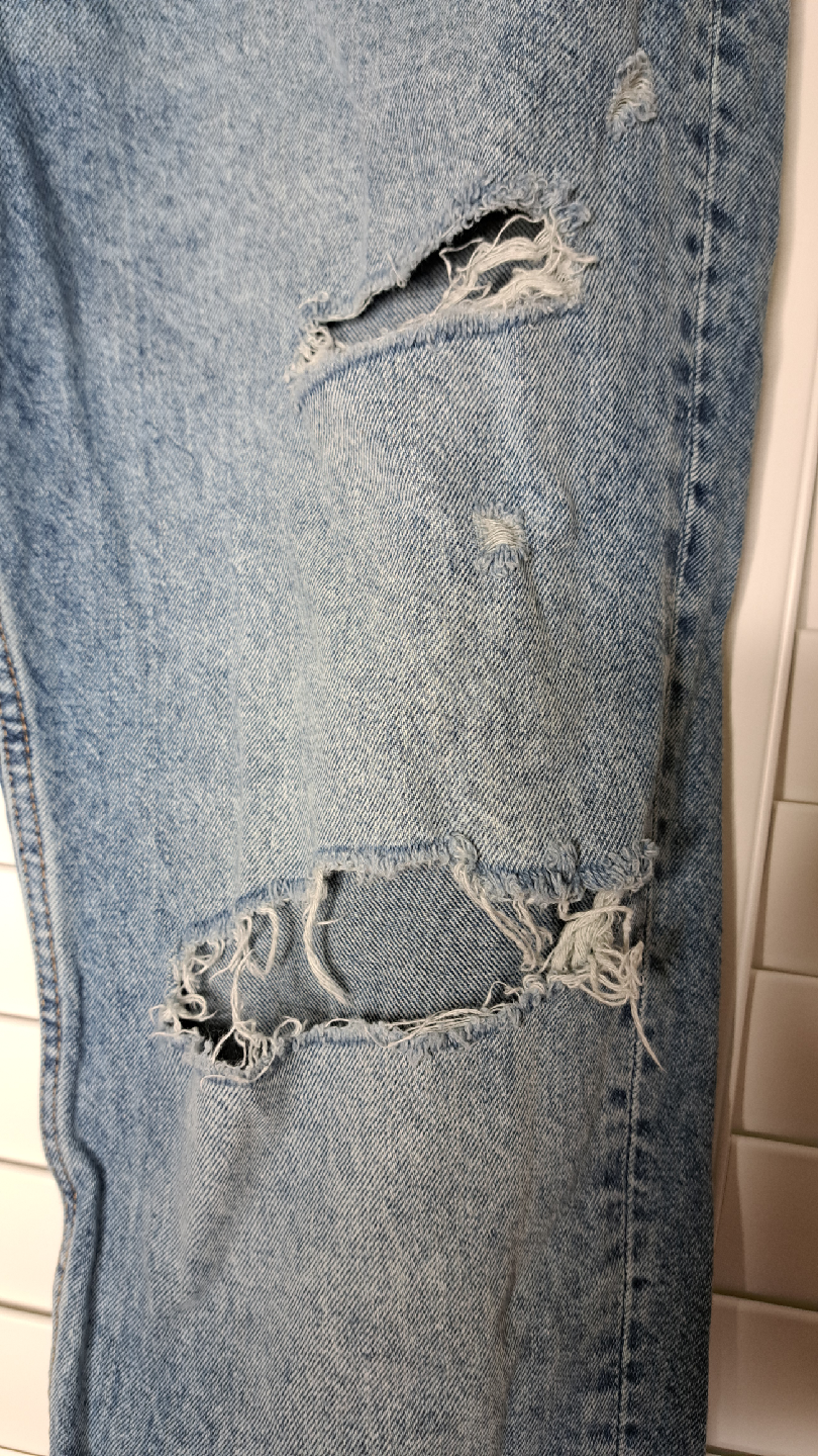 H&M Distressed Light Wash Denim Jeans - photo 4